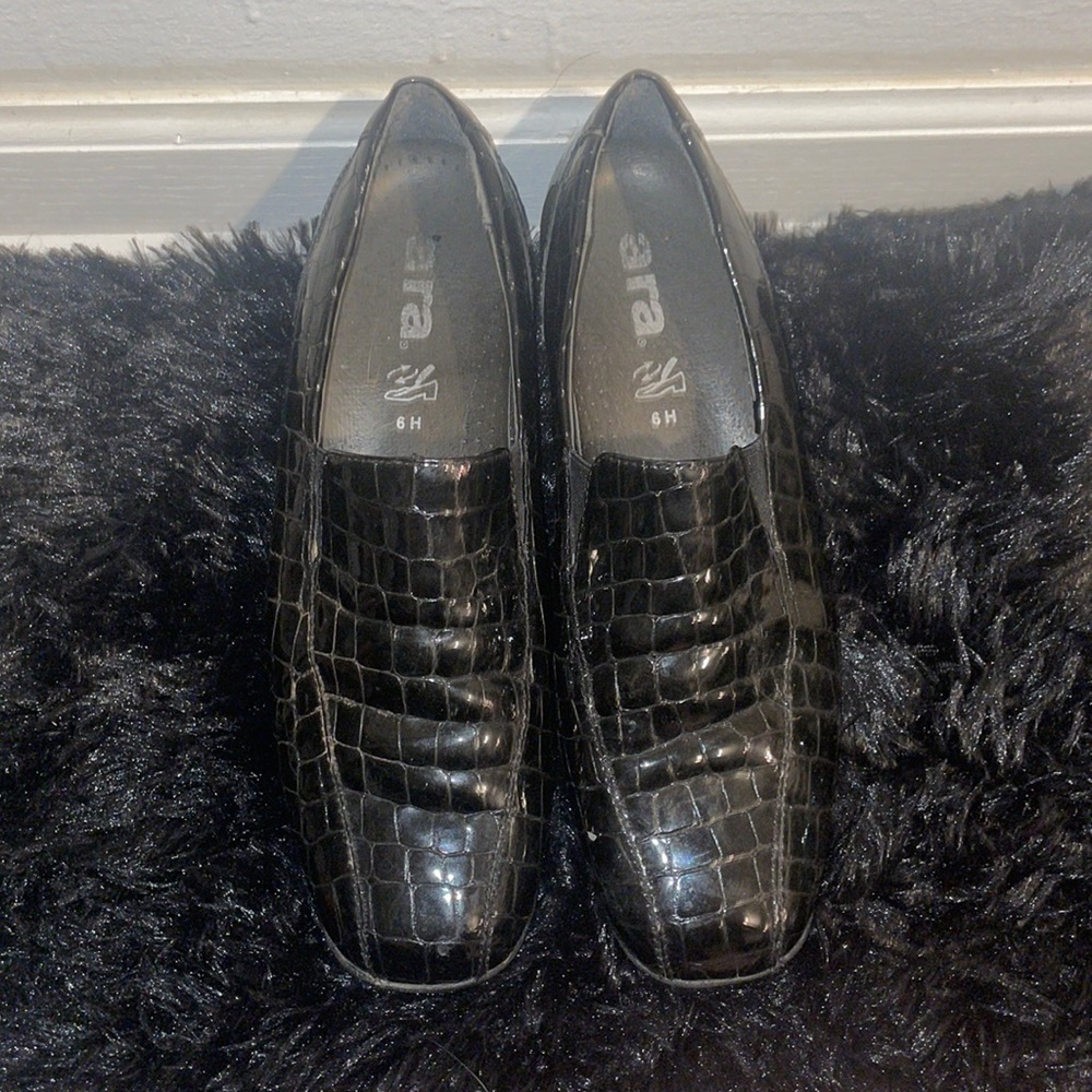 vintage black snake print zara heeled loafers